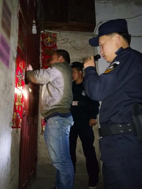 泉州粗心妈妈误将幼女锁家中 民警全城寻开锁师傅开门